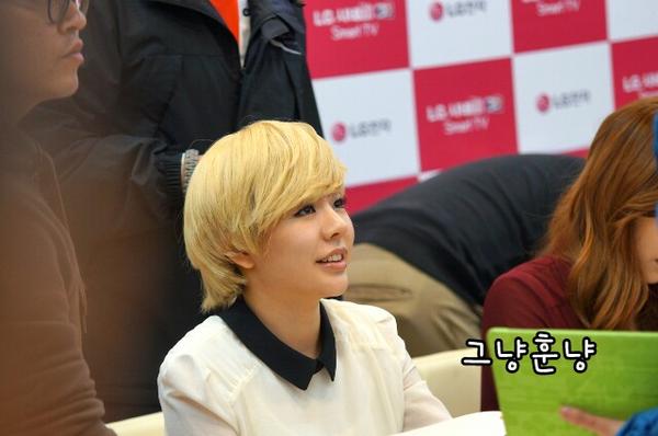 [PIC][15-11-2012]SNSD xuất hiện tại buổi fansign cho thương hiệu "LG" vào chiều nay A7vLmcQCMAAuKFN