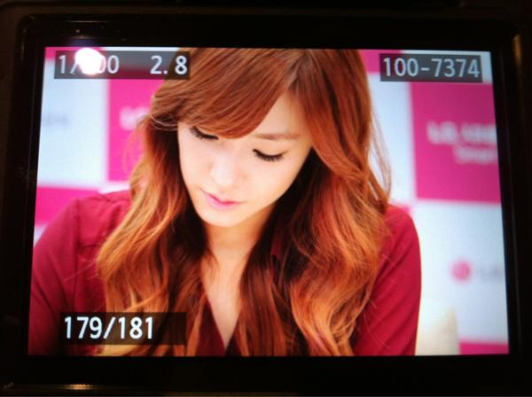 [PIC][15-11-2012]SNSD xuất hiện tại buổi fansign cho thương hiệu "LG" vào chiều nay - Page 3 A7vNbYqCEAAQt3G