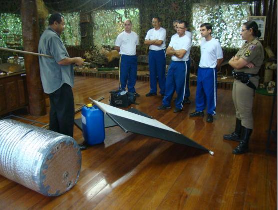 roboticasustent's tweet photo. Aquecedor Solar de baixo custo, projeto Polícia e Comunidade: educação para Sustentabilidade. Lavras Minas Gerais. http://t.co/6oLkN9Nx