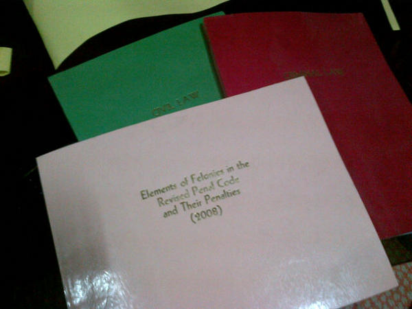 shazIykaa's tweet image. Done covering/ "stickering" books. I did this by myself! #proud #DIY #booksticker #lawschool #2ndSem