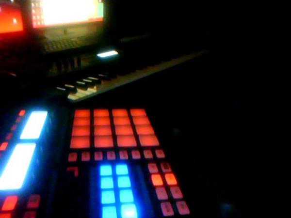 Sound_Junkies's tweet photo. Singers and Songwriters lets make some magic! http://t.co/rLtD3SjC http://t.co/tqreyvwE