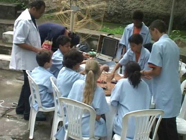 roboticasustent's tweet photo. Inovar na educação, já usamos tablet que são lixo digital e velhas tecnolgias para inovas e estimular novos saberes http://t.co/ukCoKmSY