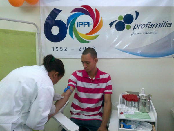 profamiliaRD's tweet image. Personal d la clínica Profamilia Dra. Evangelina Rodríguez toma la muestra a Anyeuri, de 23 años #IPPF60