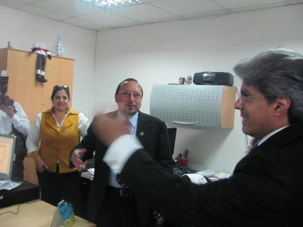 LojaRegistro's tweet photo. Paulo Rodríguez felicitó la gestión del Registro Civil de Loja y constató el servicio que se proporciona http://t.co/8tpd1WYf