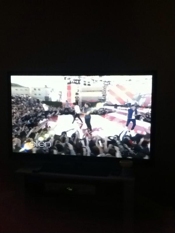 Madison374's tweet photo. OMG one direction on Ellen!!!! http://t.co/uAgzvKrh