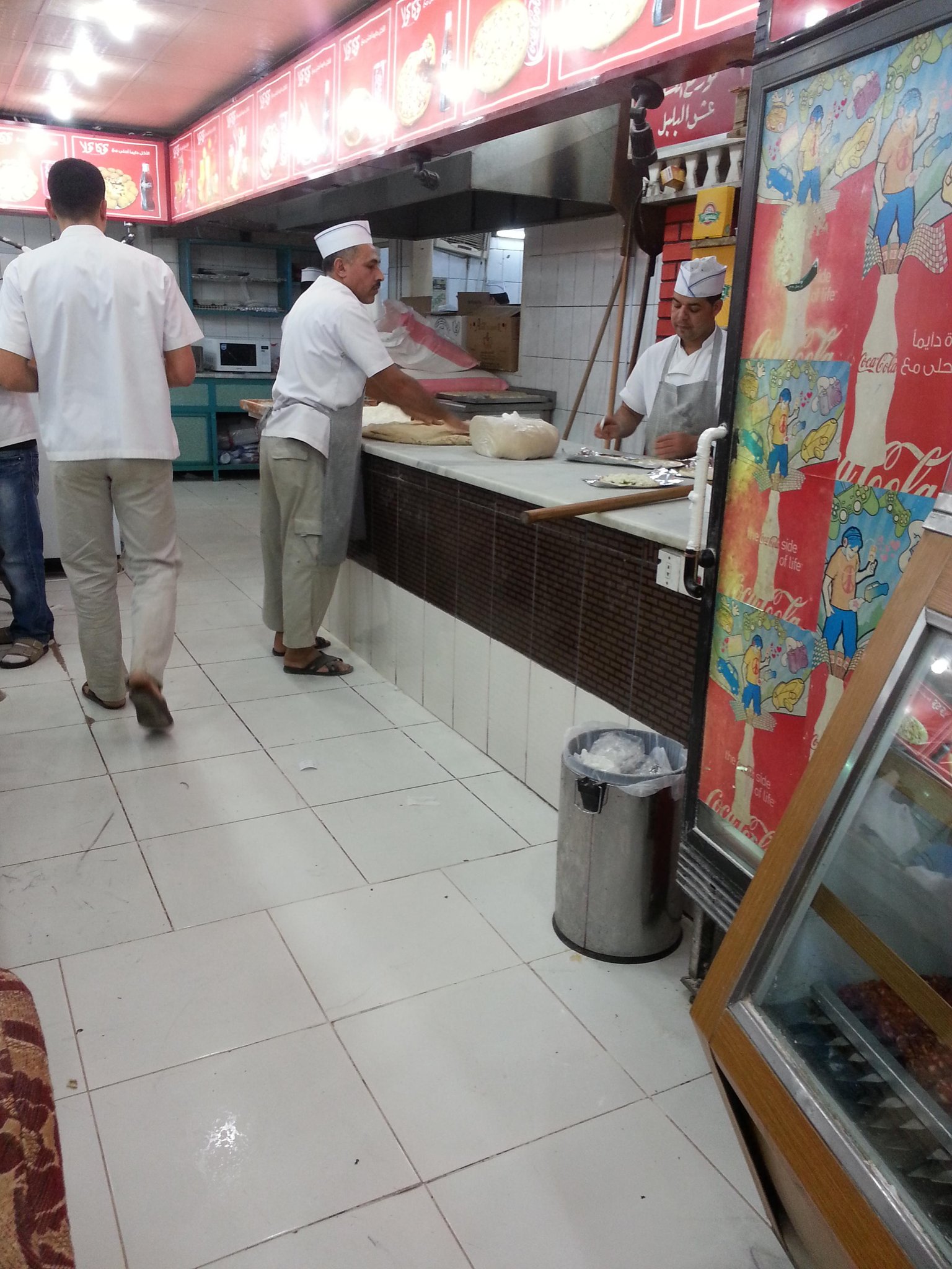 مـ𝕦𝕤𝕒ـوسـ𝕄𝕠ــی ﺂل مــݾــھـــۄݛ On Twitter Samialothman مطعم في الرياض اسمه شمس البراري العامل يعجن بيدة وكلمت 940ورد علي الموظف وبلغت عن الحاله وهذي صور مرفقه Http T Co Zpk4k6ww