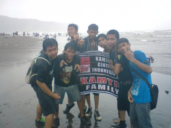 endanksoekamti's tweet photo. byuuur RT @hafidnasrulloh: #KamtisTegal di pantai parangtritis @EndankSoekamti_ #TOOSS http://t.co/3WYN5NX4
