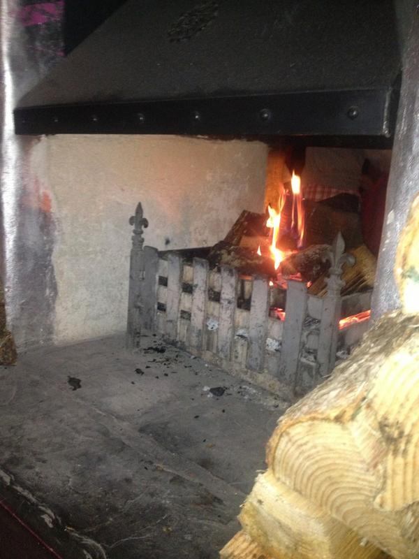 CapewellEllen's tweet image. Friday evening bubbles by the fire, with @CapewellGlenn, my favourite time of the week #sogladitsfriday
