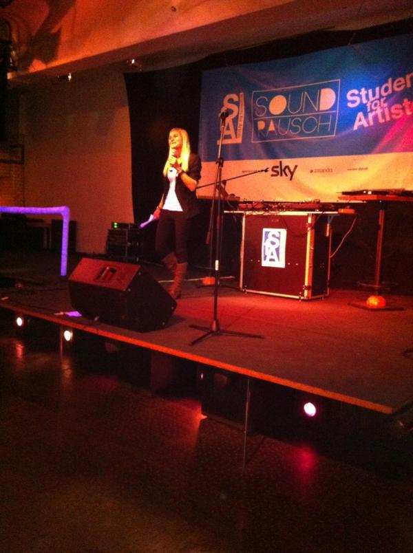 SfArtists's tweet photo. #soundrausch geht los! Eva gibt alles :) http://t.co/THDR5iX9