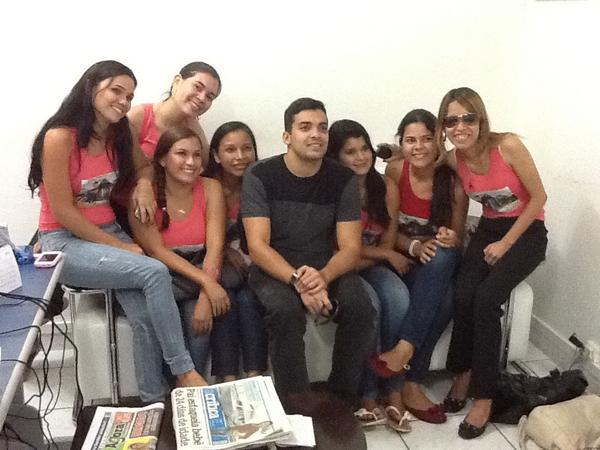 CidadeFMOficial's tweet photo. @GuLinsOficial e fãs na Rádio Cidade FM Manaus! http://t.co/kr8p0Bar