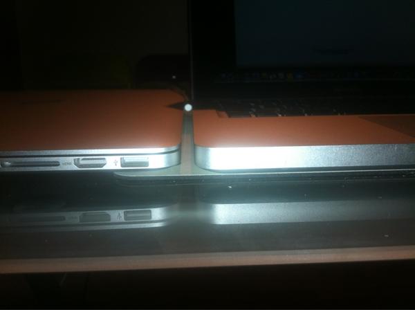 BatMacSoporte's tweet image. Si no tenías claro qué tan delgado era un #MacBookProRetinaDisplay aquí está... 😉😉😉
P.D.: Gentileza de @GlobalMac