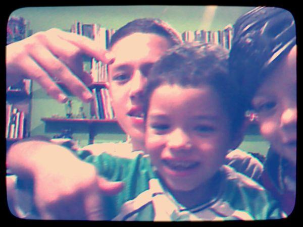sergio23escobar's tweet photo. los tres gamines ☺ #webcamtoy http://t.co/e08wREaX