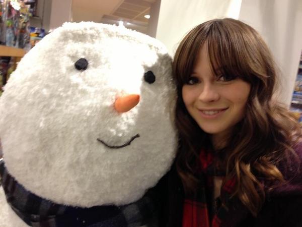 Happy Thursday everyone. Today, I will be cuddling as many lovely people as possible to spread the Christmas cheer.