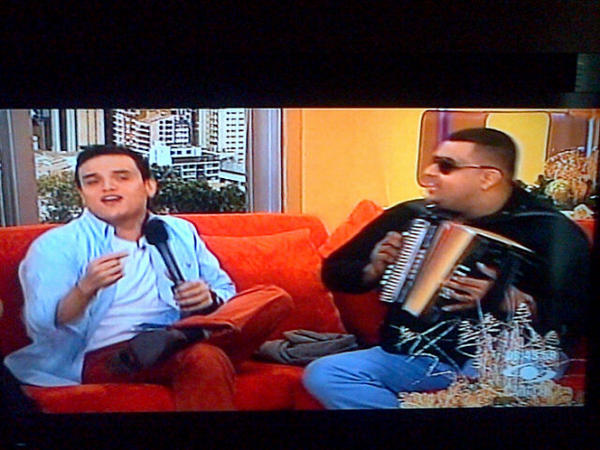 ClubSFDC's tweet photo. @SilvestreFDC  Ya no sale un Hit por que sera señores ♬ #DiaADia #EnVivo! @carlosbloom http://t.co/z0ec5HfW
