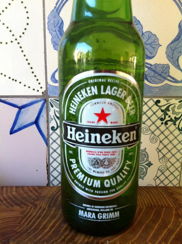 EtenMetMara's tweet photo. Ik houd niet van bier, maar dit vind ik echt tof: een bierflesje waar mijn naam op staat. Dank Heineken! http://t.co/G62WTtiW