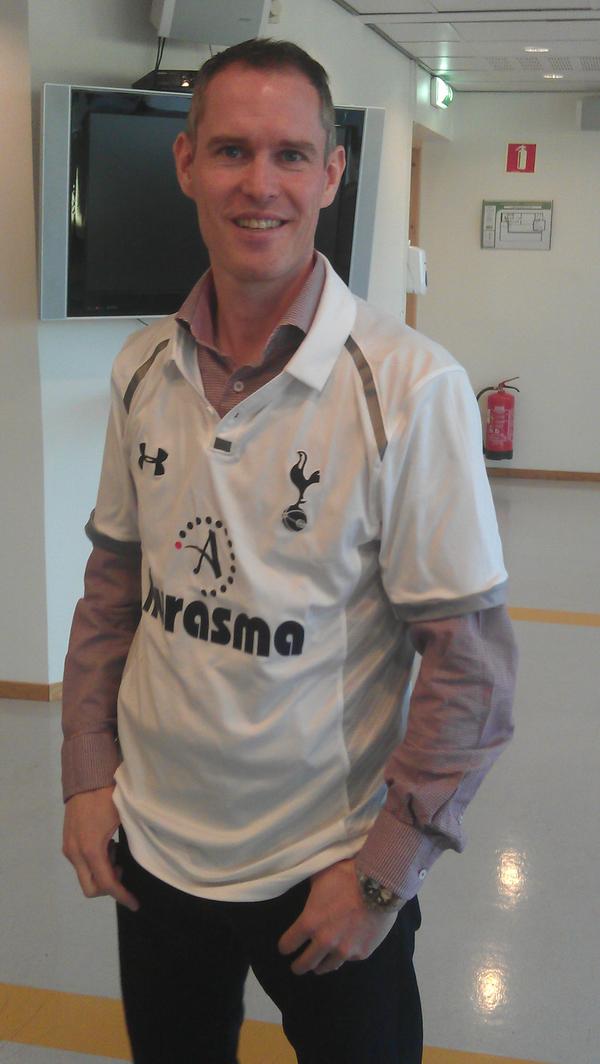 PAMarcussen's tweet image. Sjefen, og Liv'pool sympatisøren, @BankLars tapte veddemålet igår. Straffen/gevinsten ser man her. Tweet #100 #COYS