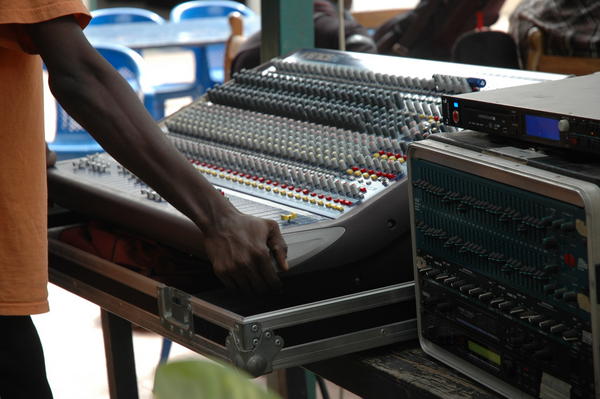 ca check le son en regie pour le debut du Festival metissons  ce soir au ccf de Stlouis a partir de 21h en #kebetu