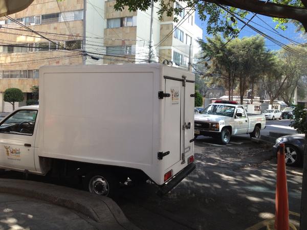 SasaDavila's tweet photo. TODOS los días están unid del GDF mal estac en la esq de dakota c/altadena @JorgeRoHe @Seg_NapolesDF @LaNapolesDF http://t.co/3OVU5DCM