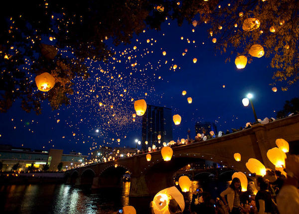 Loku's tweet photo. Grand Rapids earned city with the prettiest night sky last month as locals released 20k floating lanterns into the air. http://t.co/N2QaoXqz