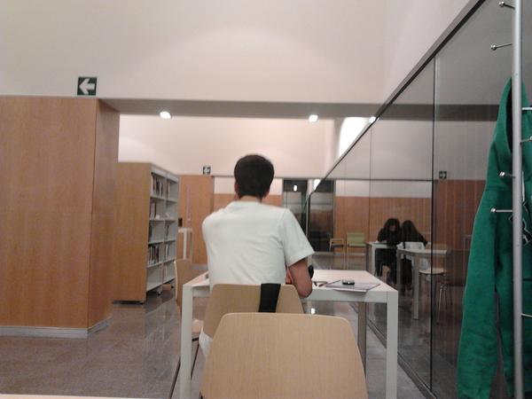 AittorinGo's tweet photo. Amb @ferry_cap al sentrik estudiant una miqueta http://t.co/B85H9cqM