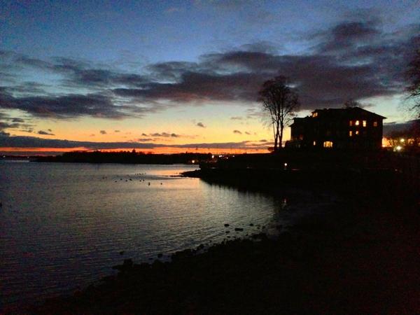 HavredeGraceCLT's tweet photo. Sunset in Havre de Grace. Only a few more days till the Candle Light Tour. http://t.co/S7NE0Ym2