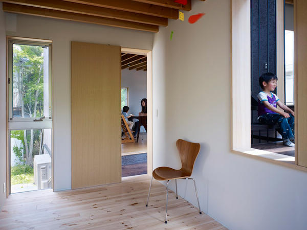 designboom's tweet photo. rooms with apertures connect to neighboring spaces for an open atmosphere in tokyo, japan http://t.co/tU0TW5rd http://t.co/5gfww0qs