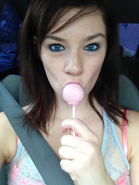 Cake pop! #yummy #blueeyedgirl #brunettebabe #starbucks http://t.co/9Fl1u2LB