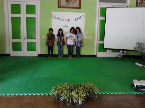 SDT_4Graduation's tweet photo. http://t.co/rBzUbIM7