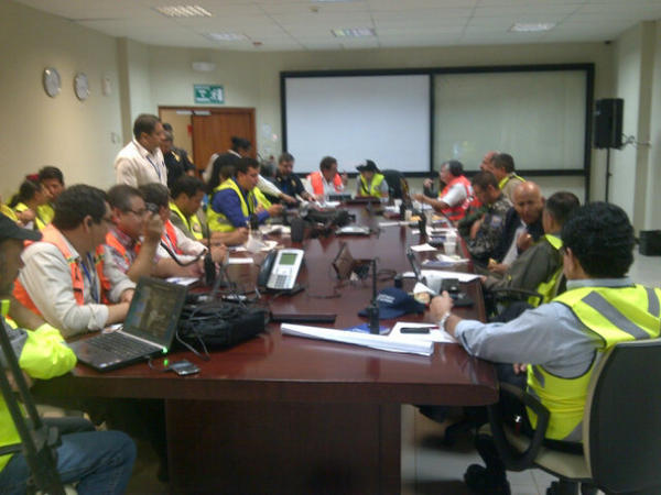 Expresoec's tweet photo. Comité de Operaciones de Emergencia sesiona en #CSCG de #GYE por #simulacro2012. http://t.co/2jB00FdM vía @monicavicuna