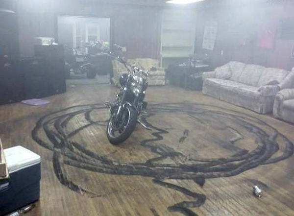 theridefactory's tweet photo. Kids, please don't try this at home! http://t.co/E7FLFOUt