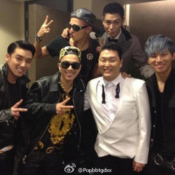 ibtpb3ar's tweet photo. BIGBANG WITH PSY AT BACK STAGE #MAMA2012 cr on pic http://t.co/cK6kEcw3