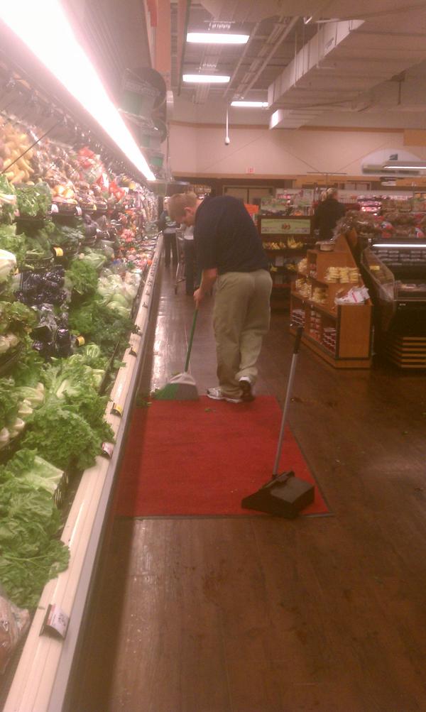 chrisgriffin502's tweet image. You know its bad when Yu have to sweep around the greens #prpproblems #krogerproblems #ebtrus #produceproblems