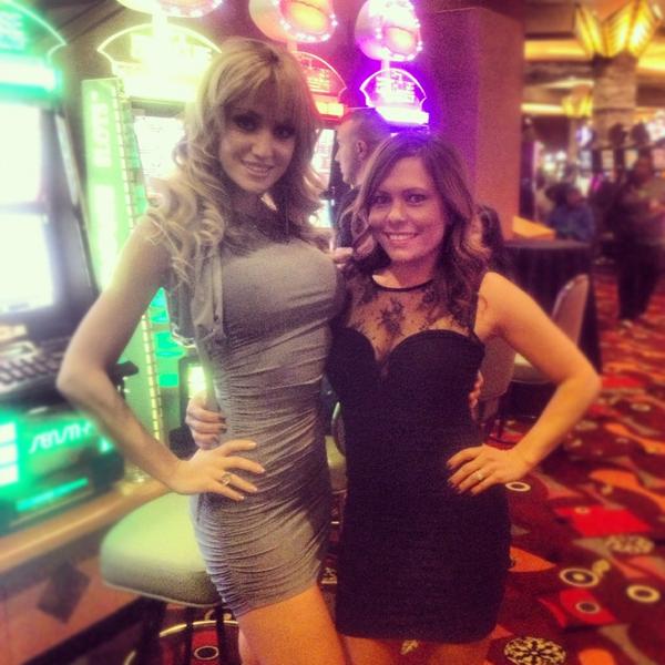 kamglam's tweet photo. @realangsommers Thnk u 4 a great time! Total pro &amp; sweet❤! Love 2 get pics Chris shot of us! Happy Holidays darling! 💋 http://t.co/LS5sMMOC