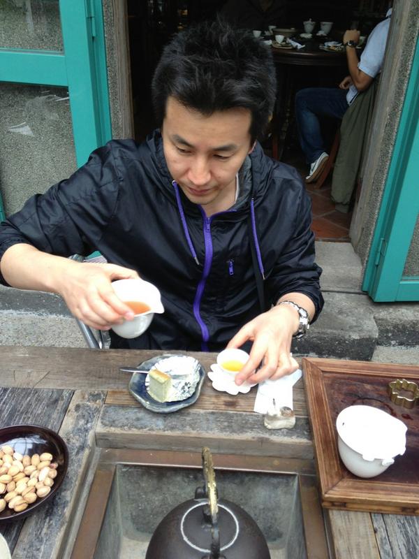 伊地知潔 小籠包やらをたらふく食べて帰国 初台湾楽しかった 今朝 九份にて茶を振舞う山田 Http T Co Bo9azefm