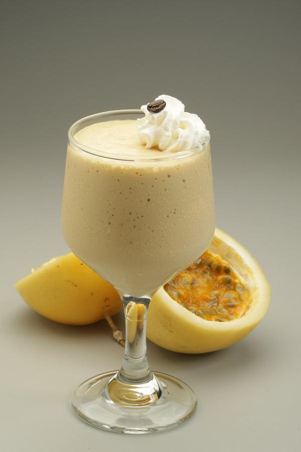 cafevozzuca's tweet photo. Vocês já experimentaram nosso exclusivo shake de café com maracujá? É o mais vendido da VoZZuca!! Venham conferir! http://t.co/cpO28Smw