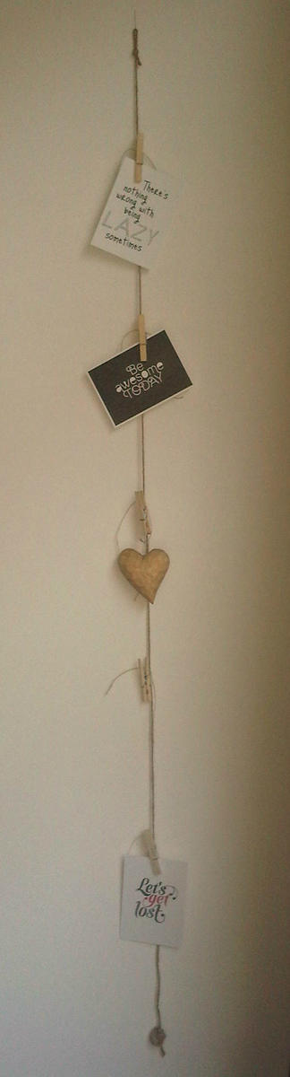 _Homemade_'s tweet image. Leuk idee voor je kerstkaarten! Maak je eigen kaarten-guirlande van touw en knijpers. Voor meer ideeën check mijn blog.