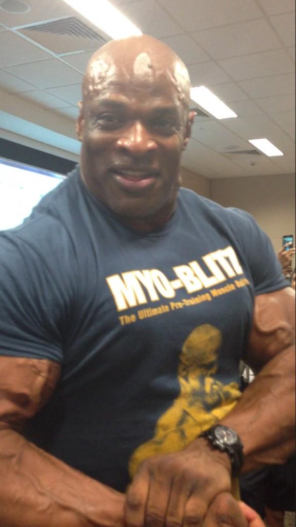 Handballunited's tweet photo. Yeah buddy! Thank you for the up close poses! How's Singapore? @BigRonColeman RCSS indeed a great line of supplements! http://t.co/rJzcxK5w