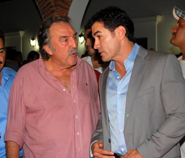 davidzepeda1's tweet photo. Me enviaron esta foto y quise compartirla con ustedes... Con mi amigo Pedro Armendariz.... http://t.co/nPQxdSGS