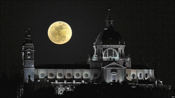 RealEsclavitud's tweet photo. Preciosa foto de nuestra Catedral Santa María la Real de la Almudena http://t.co/7sYYiKOf