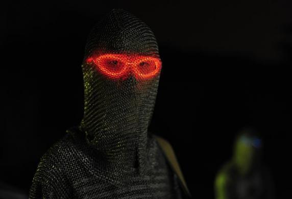 brnews3's tweet image. صور حديثه .. رجل ياباني يرتدي زي جديد يحميه من الصواعق #قص #لصق #رجل #صواعق #صور