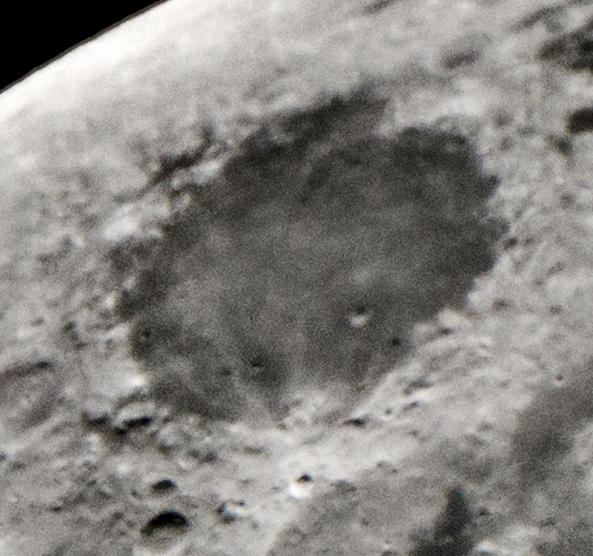 Tobyphotography's tweet photo. OK. Vet inte om jag börjar bli galen men visst ser en av kratrarna ut som en liten rädd mullvad? #astrofoto #Rymden http://t.co/aF2zfFF1