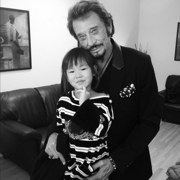 LHallyday's tweet photo. Moment de tendresse...Backstage Le @GrdJournal Ce soir 20h30 @michel_denisot @JohnnySjh L'Attente Live #emotion http://t.co/mKv1USVa