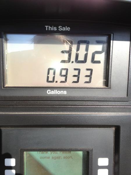 JuliaGilbert14's tweet image. Gas prices are really taking a toll on @RachelLandman11 and I's budget. #emptytofull #mopedproblems