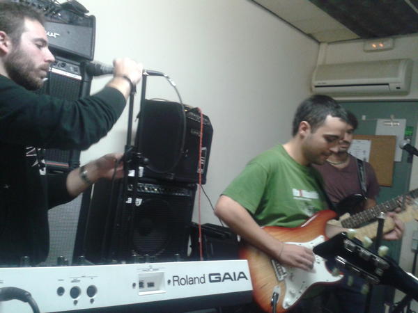SideburnsVanity's tweet photo. ...Con hombres como estos,como perderse el concierto del miercoles? http://t.co/oWpelLDx