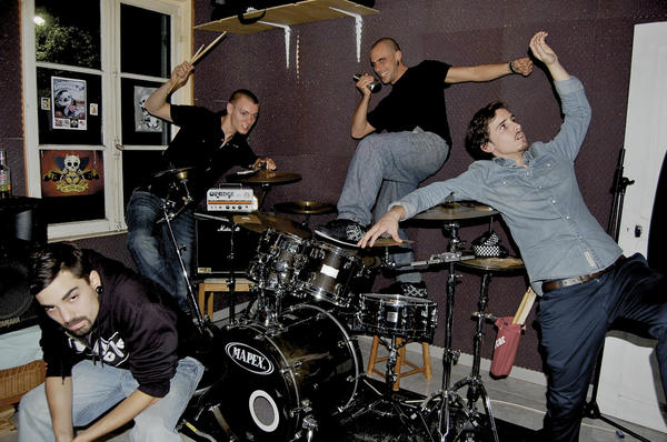 AFTavernProject's tweet photo. First photo of the #shooting ! #online #now #photo #AFTP #band #french http://t.co/Qey6rjPC