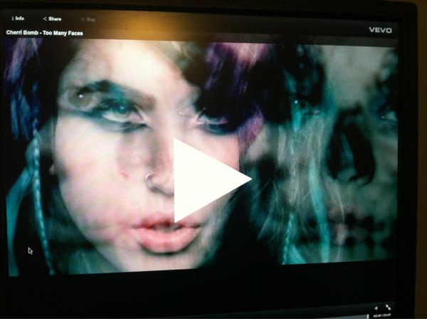 manugubat's tweet image. I'm never exiting out of this video.
Never.
#TooManyFaces 
@cherribombband