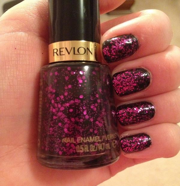 krystyna_13's tweet photo. @seventeenmag #ManicureMonday 
Black with pink glitter! :) http://t.co/Dj8Uov60