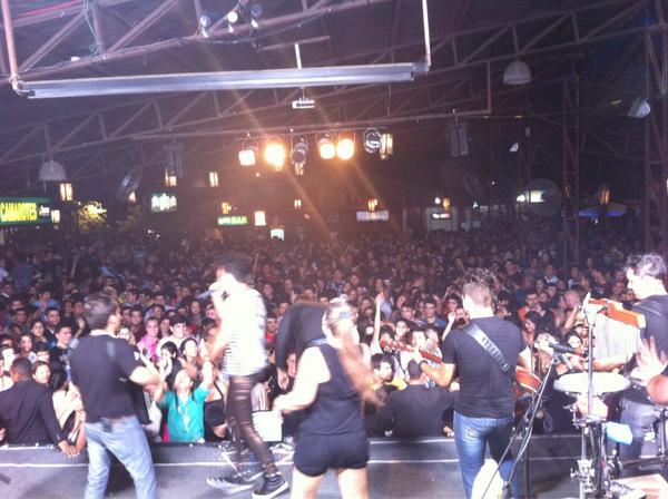 thiagobrava's tweet photo. Em Manaus em plena segunda-feira é assim #equipedopoder http://t.co/RtaOF5Io
