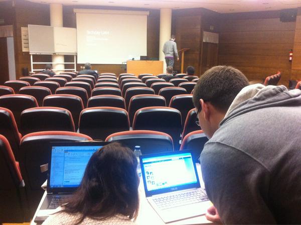 jr_castillo10's tweet photo. #techdayuah #uah preparando la sala para las 10h http://t.co/EdVojibC