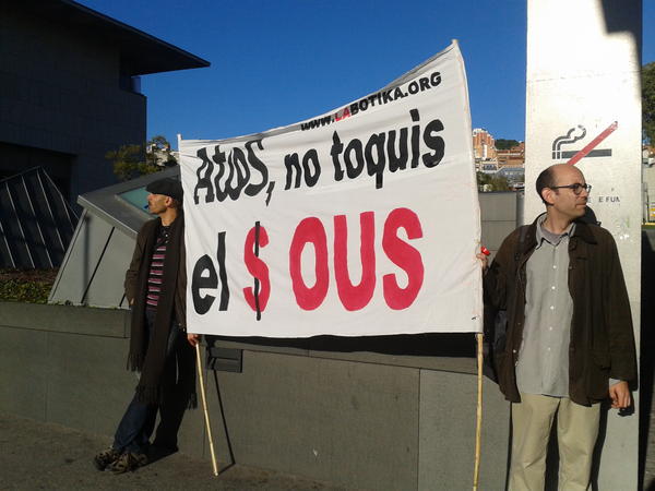 Manifestándonos ante hospital St Pau
